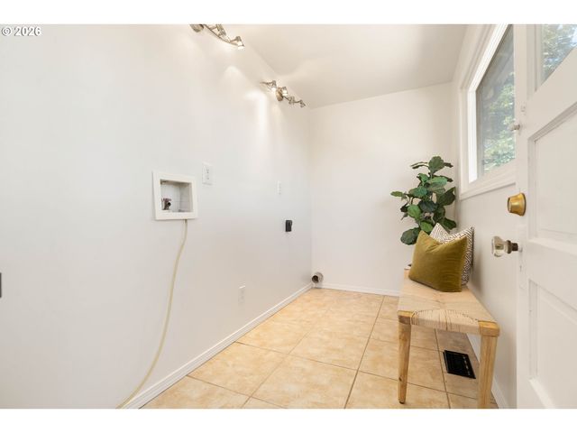 150 E Arlington St, Gladstone, OR 97027