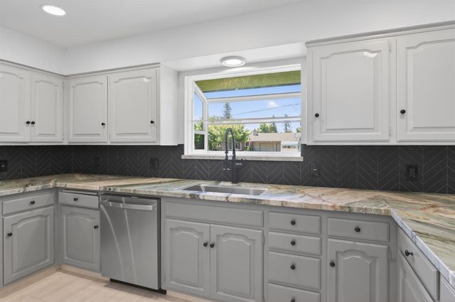 1326 W Escalon Avenue, Fresno, CA 93711