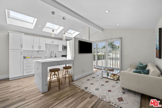 7528 Newcastle Avenue, Reseda (los Angeles), CA 91335