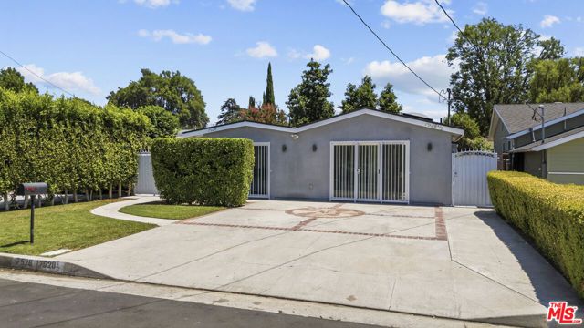 7528 Newcastle Avenue, Reseda (los Angeles), CA 91335