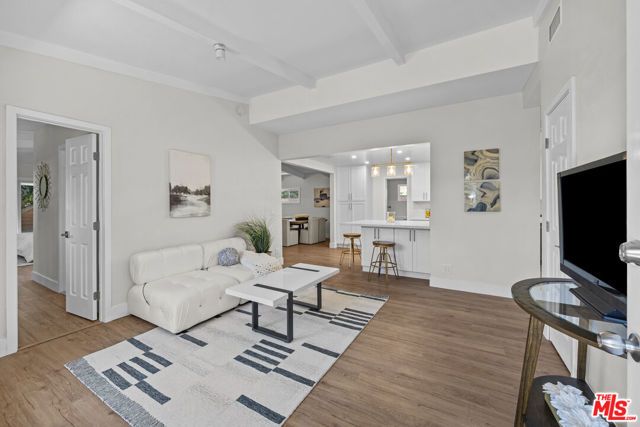 7528 Newcastle Avenue, Reseda (los Angeles), CA 91335