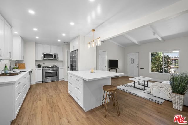 7528 Newcastle Avenue, Reseda (los Angeles), CA 91335