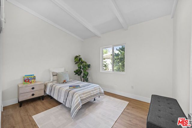 7528 Newcastle Avenue, Reseda (los Angeles), CA 91335
