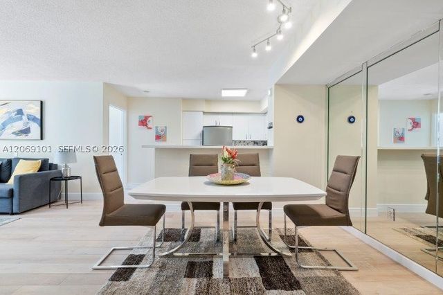 19999 E Country Club Dr 1206, Aventura, FL 33180