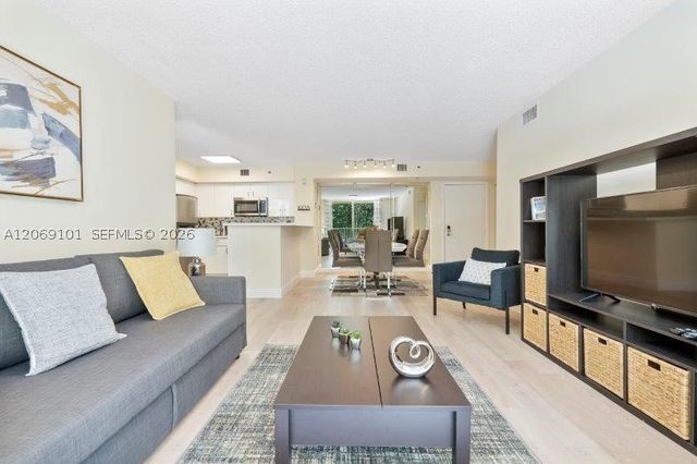 19999 E Country Club Dr 1206, Aventura, FL 33180