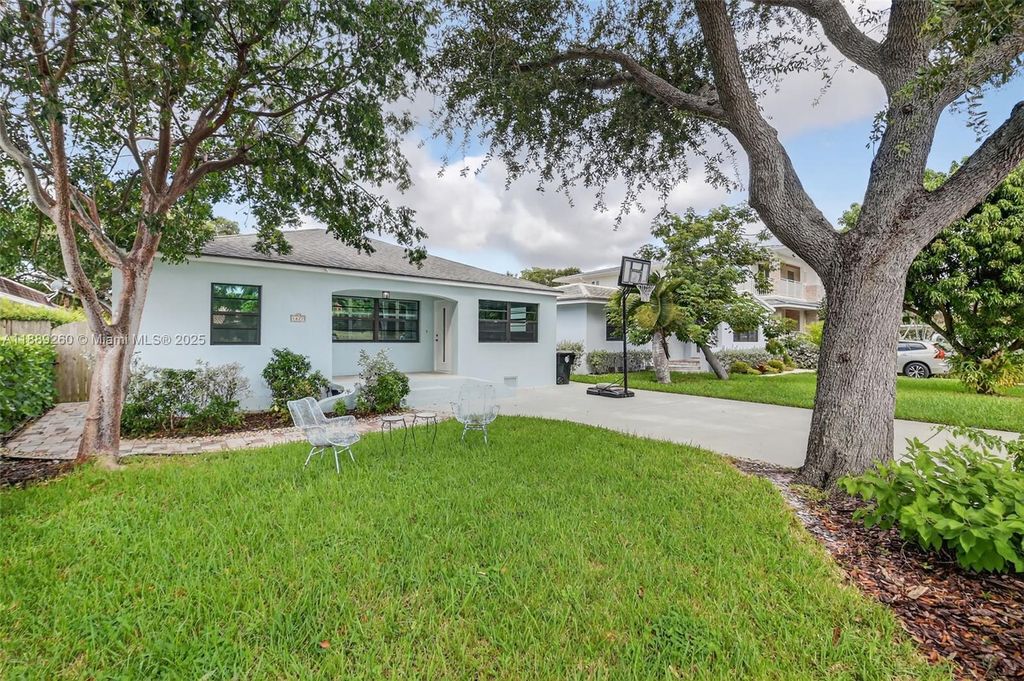 1027 S Palmway, Lake Worth, FL 33460