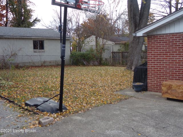 9409 Doewood Ln, Louisville, KY 40291