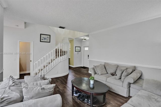 636 Sand Creek Cir, Weston, FL 33327
