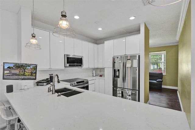 636 Sand Creek Cir, Weston, FL 33327