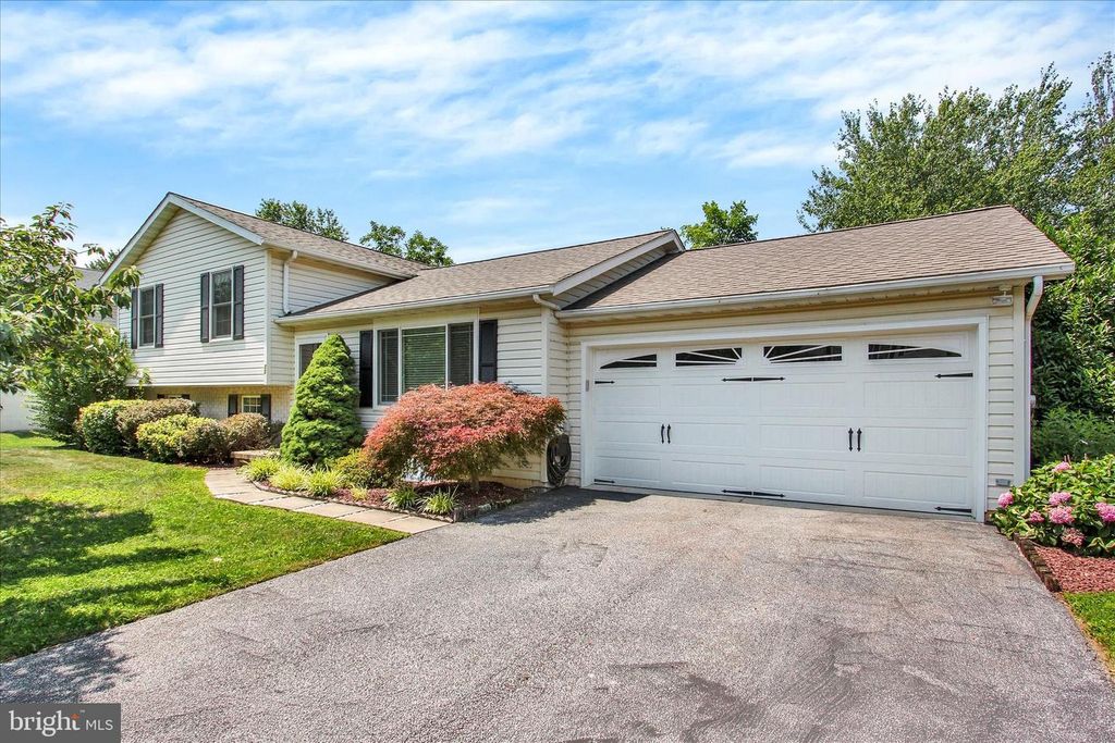 30 GARDENIA DR, Hanover, PA 17331