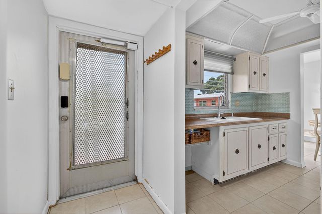 26 Golfs Edge, West Palm Beach, FL 33417