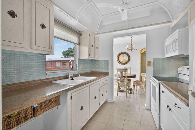 26 Golfs Edge, West Palm Beach, FL 33417