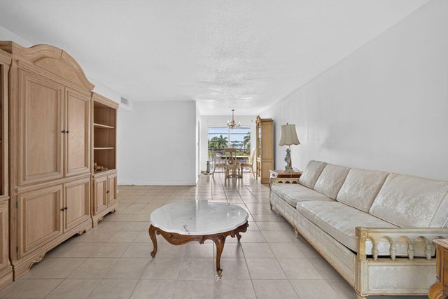 26 Golfs Edge, West Palm Beach, FL 33417