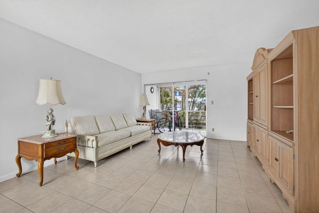 26 Golfs Edge, West Palm Beach, FL 33417