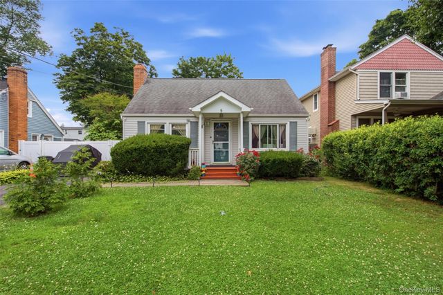 5 Putnam Place, Huntington Station, NY 11746