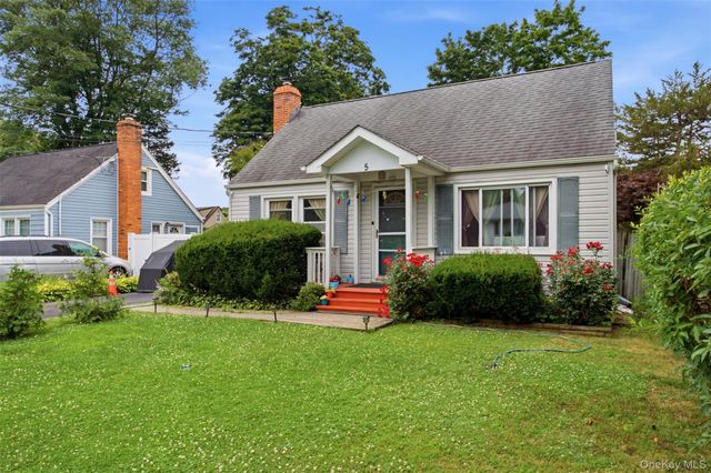 5 Putnam Place, Huntington Station, NY 11746