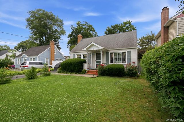 5 Putnam Place, Huntington Station, NY 11746