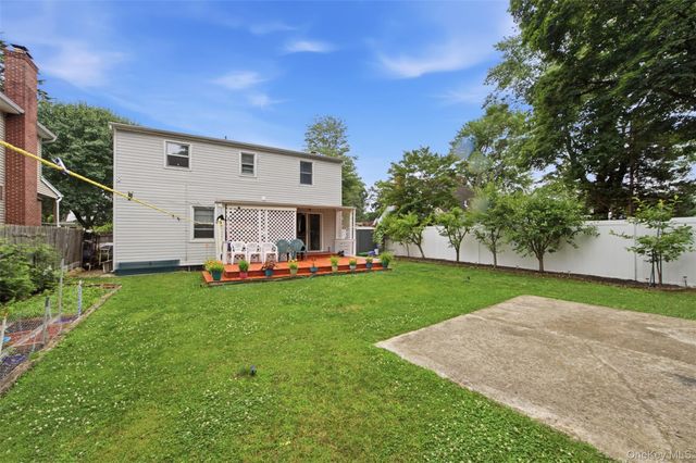 5 Putnam Place, Huntington Station, NY 11746