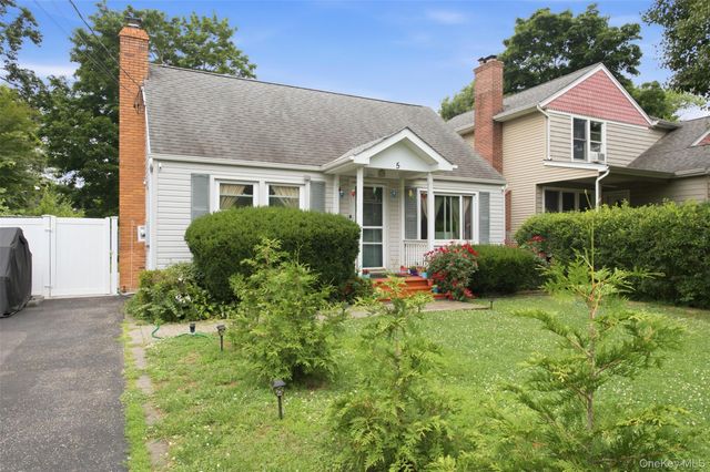 5 Putnam Place, Huntington Station, NY 11746