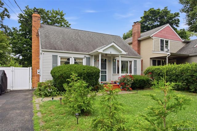 5 Putnam Place, Huntington Station, NY 11746