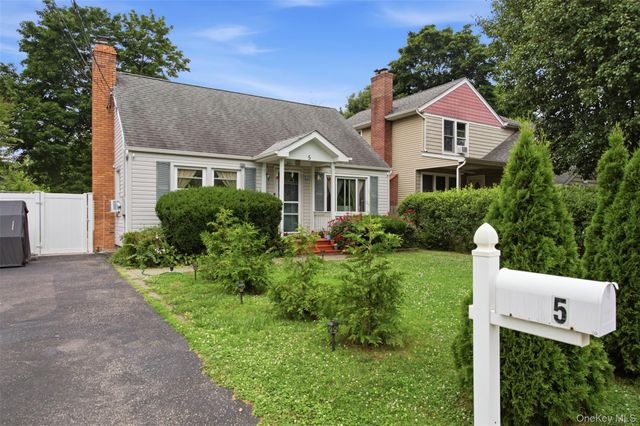 5 Putnam Place, Huntington Station, NY 11746