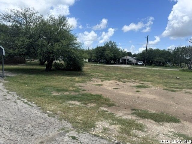 165 County Road 6751, Devine, TX 78016