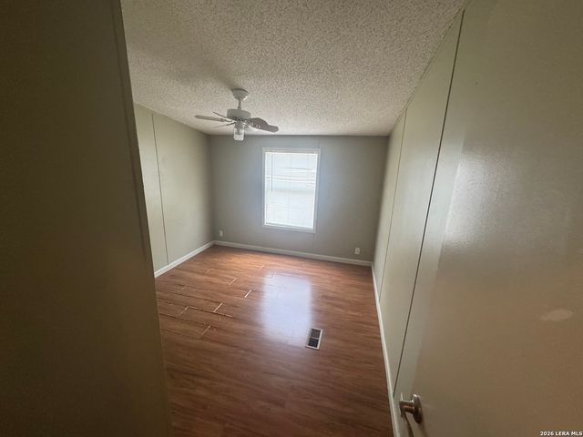 165 County Road 6751, Devine, TX 78016