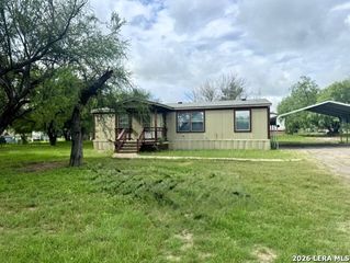 165 County Road 6751, Devine, TX 78016