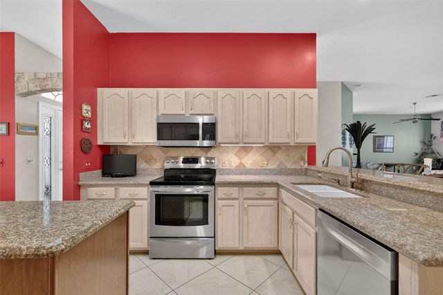 542 LOMA PASEO DRIVE, The Villages, FL 32159