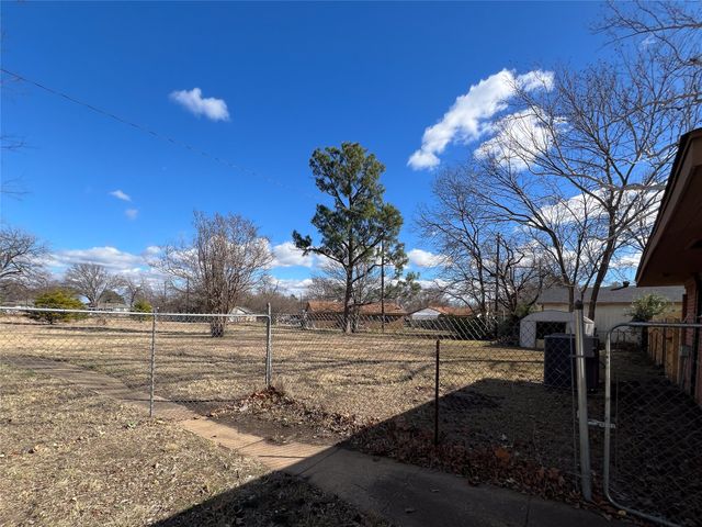 1609 E Peyton Street, Sherman, TX 75090
