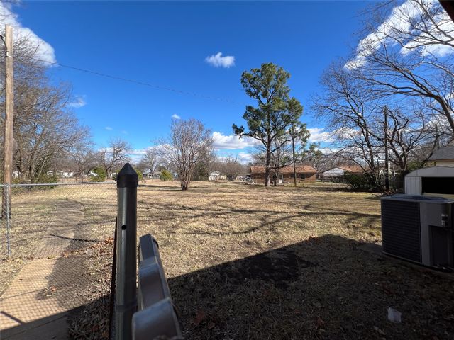1609 E Peyton Street, Sherman, TX 75090