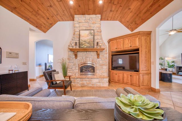 4825 S Sydney Avenue, Springfield, MO 65810