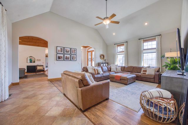 4825 S Sydney Avenue, Springfield, MO 65810