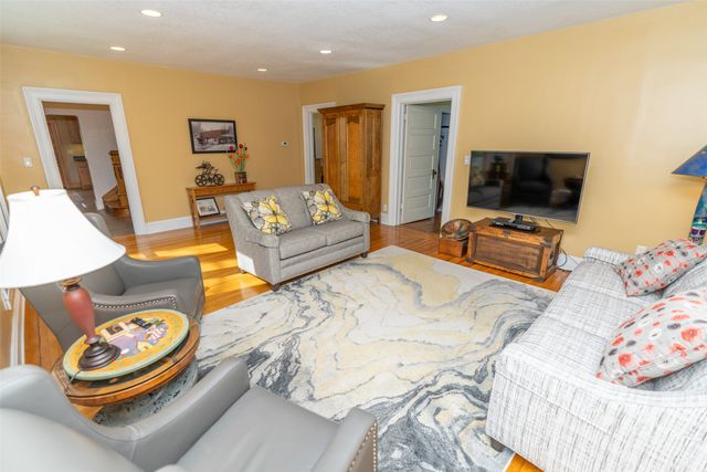 302 W Court Avenue, Winterset, IA 50273