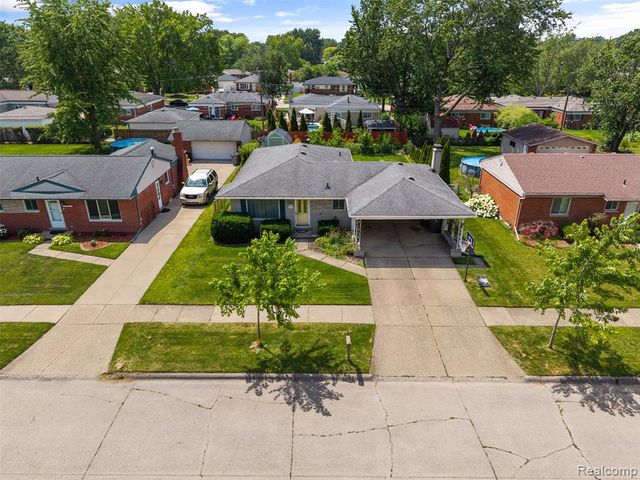 35379 Lucinda Drive, Clinton Township, MI 48035