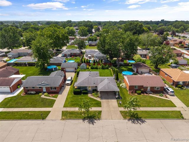 35379 Lucinda Drive, Clinton Township, MI 48035
