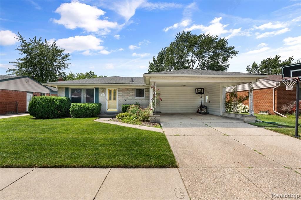 35379 Lucinda Drive, Clinton Township, MI 48035