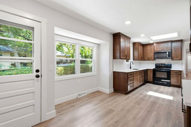 1524 S Charing Avenue, Springfield, MO 65809