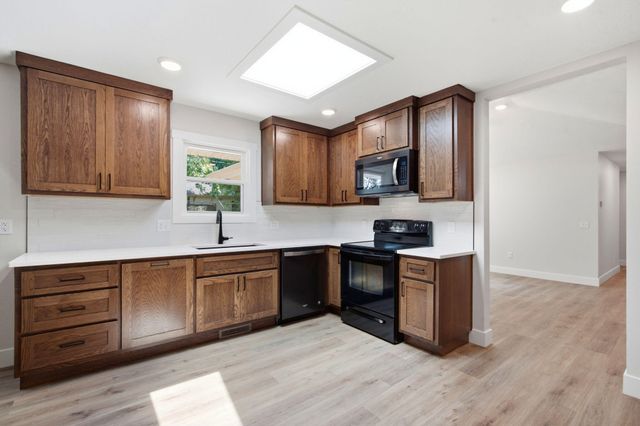 1524 S Charing Avenue, Springfield, MO 65809