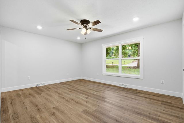 1524 S Charing Avenue, Springfield, MO 65809