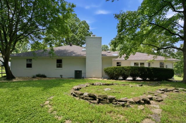 1524 S Charing Avenue, Springfield, MO 65809