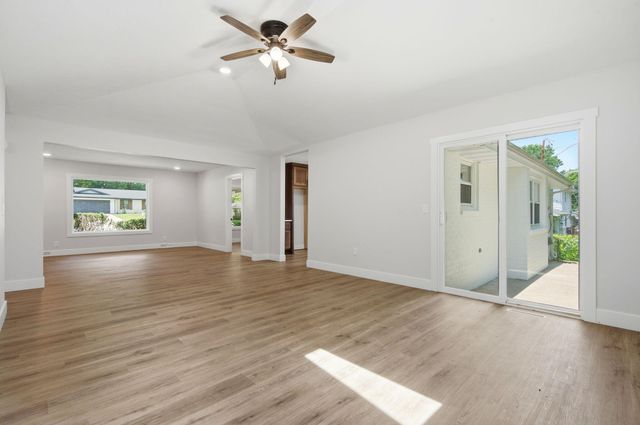 1524 S Charing Avenue, Springfield, MO 65809