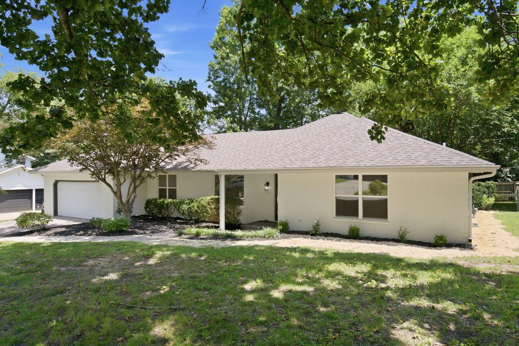 1524 S Charing Avenue, Springfield, MO 65809