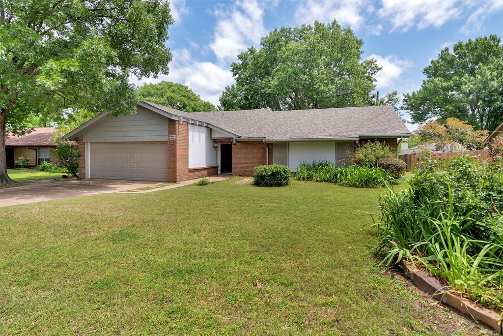 2009 Oak Creek Drive, Sherman, TX 75092