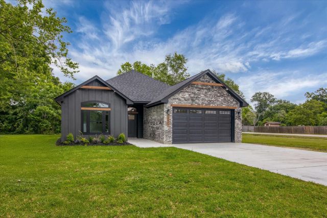 3220 Saint James Boulevard, Beaumont, TX 77705
