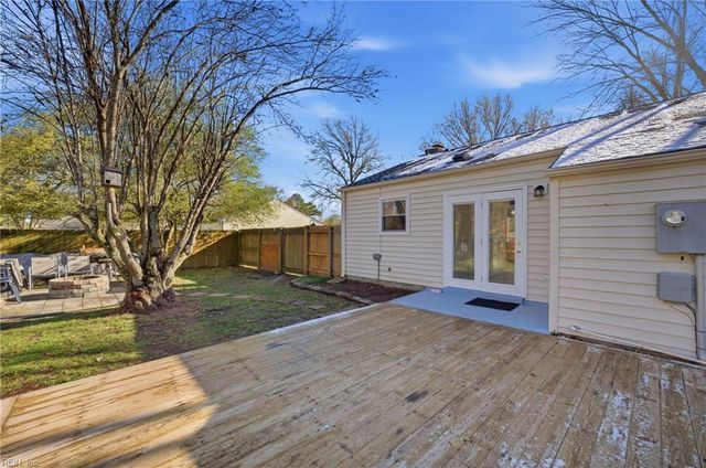 1616 Woodbriar LN, Chesapeake, VA 23323