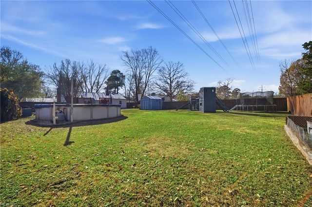 1616 Woodbriar LN, Chesapeake, VA 23323