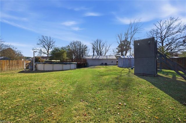 1616 Woodbriar LN, Chesapeake, VA 23323