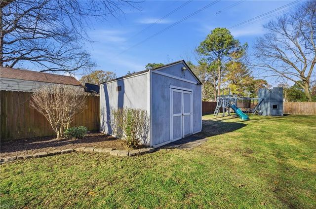 1616 Woodbriar LN, Chesapeake, VA 23323