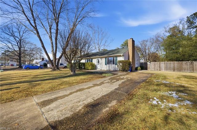 1616 Woodbriar LN, Chesapeake, VA 23323